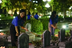 Đoàn viên thanh niên thắp hương tưởng nhớ các anh hùng liệt sỹ. (Ảnh: Xuân Tư/TTXVN)