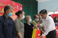Ông Trần Cẩm Tú tặng quà Tết cho các lực lượng tuyến đầu chống dịch tại Quảng Bình. (Ảnh: Đức Thọ/TTXVN)