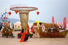 Du khách vui chơi, chụp ảnh tại các điểm công cộng trên các bãi biển ở Đà Nẵng. (Ảnh: Trần Lê Lâm/TTXVN)