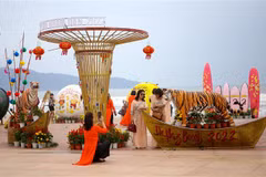 Du khách vui chơi, chụp ảnh tại các điểm công cộng trên các bãi biển ở Đà Nẵng. (Ảnh: Trần Lê Lâm/TTXVN)