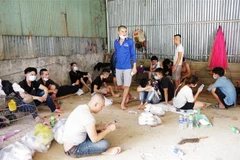 Lực lượng chức năng xác minh nhân thân của những người nhập cảnh trái phép. (Ảnh: TTXVN phát)