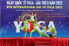 Tiết mục Yoga đồng đội do các vận động viên đoạt huy chương Vàng Giải vô địch Yoga quốc gia thực hiện. (Ảnh: Trung Kiên/TTXVN)