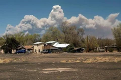 Khói bốc lên từ đám cháy rừng ở bang New Mexico, Mỹ ngày 22/4. (Ảnh: AP/TTXVN)