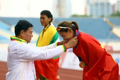 Trao huy chương Vàng nội dung đi bộ 20km nữ cho vận động viên Nguyễn Thị Thanh Phúc (Việt Nam). (Ảnh: Huy Hùng/TTXVN)