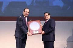 Lãnh đạo Tập đoàn Intel trao tặng phẩm lưu niệm cho Thủ tướng Phạm Minh Chính. (Ảnh: Dương Giang/TTXVN)