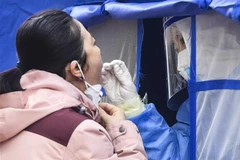 Nhân viên y tế lấy mẫu xét nghiệm COVID-19 cho người dân tại tỉnh Cát Lâm, Trung Quốc. (Ảnh: THX/TTXVN)