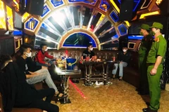 Lực lượng chức năng kiểm tra phòng hát. (Nguồn: Thanh Niên)