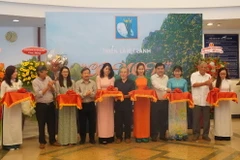 Các tác giả và đại biểu cắt băng khai mạc triển lãm. (Nguồn: Báo Tin tức)