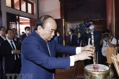 Chủ tịch nước Nguyễn Xuân Phúc dâng hương tưởng nhớ cố Thủ tướng Phạm Văn Đồng. (Ảnh: Thống Nhất/TTXVN)