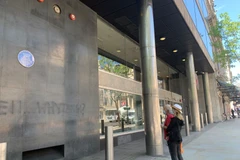 Tấm biển xanh gắn tên Chủ tịch Hồ Chí Minh tại tòa nhà New Zealand. (Ảnh: Minh Hợp/Vietnam+)