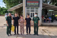 Y Liên đưa đưa về cửa khẩu Mộc Bài, tỉnh Tây Ninh. (Ảnh: TTXVN phát)