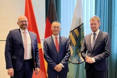 Từ trái sang: Quốc vụ khanh Bộ Kinh tế bang Thomas Kralinski, Đại sứ Vũ Quang Minh và Thủ hiến bang Michael Kretschmer. (Ảnh: Mạnh Hùng/TTXVN)