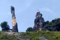 Thắng cảnh Hòn Vọng Phu. (Ảnh: Nguyễn Nam/TTXVN)