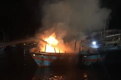 Các tàu cá bị cháy trong đêm tại bến tàu. (Ảnh: TTXVN phát)