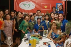 Đại sứ Dương Hải Hưng chụp ảnh với các đại diện của cộng đồng người Việt Nam tại Cyprus. (Ảnh: Dương Hoa/TTXVN)