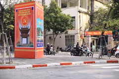 Cụm pano chào mừng ngày thành lập Đảng và Xuân mới Nhâm Dần trên phố Điện Biên Phủ. (Ảnh: Hoàng Hiếu/TTXVN)
