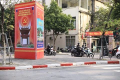 Cụm pano chào mừng ngày thành lập Đảng và Xuân mới Nhâm Dần trên phố Điện Biên Phủ. (Ảnh: Hoàng Hiếu/TTXVN)