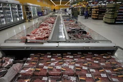Bày bán thịt bò tại một siêu thị ở Buenos Aires, Argentina. (Ảnh: AFP/TTXVN)