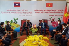 Lãnh đạo tỉnh Quảng Bình tiếp xã giao lãnh đạo tỉnh Khammuane (Lào). (Ảnh: Đức Thọ/TTXVN)