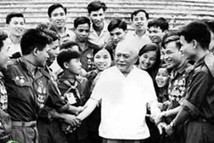 Chủ tịch nước Tôn Đức Thắng với các chiến sỹ tiêu biểu tại Đại hội Chiến sỹ thi đua yêu nước năm 1952. (Ảnh: Tư liệu TTXVN)