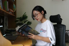 Em Nguyễn Hương Giang luôn có niềm đam mê đặc biệt với môn Lịch sử. (Ảnh: Thanh Thương/TTXVN)
