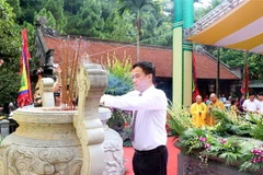 Chủ tịch UBND tỉnh Hải Dương Triệu Thế Hùng dâng hương tưởng niệm Anh hùng dân tộc, Danh nhân văn hóa thế giới Nguyễn Trãi. (Ảnh: Mạnh Tú/TTXVN)