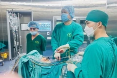 Ca phẫu thuật có sự phối hợp giữa các bác sỹ ngoại Thần kinh, Lồng ngực, Gây mê hồi sức. (Ảnh: Hoa Mai/TTXVN)