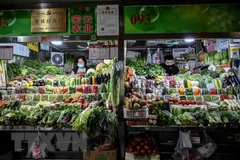 Người dân mua hàng trong siêu thị ở thành phố Yên Đài, tỉnh Sơn Đông, Trung Quốc. (Ảnh: THX/TTXVN)