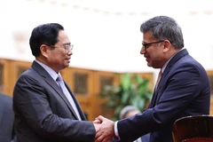 Thủ tướng Phạm Minh Chính tiếp ông Nitin Kapoor, Chủ tịch kiêm Tổng Giám đốc AstraZeneca Việt Nam. (Ảnh: Dương Giang/TTXVN)