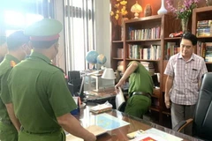 Lực lượng công an khám xét nơi ở của bị can Nguyễn Tấn Long. (Ảnh: TTXVN phát)