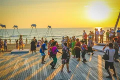 Du khách đón hoàng hôn tại bãi biển Sunset Sanato, Bãi Trường, thành phố Phú Quốc, tỉnh Kiên Giang. (Ảnh: Hồng Đạt/TTXVN)