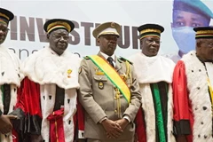 Tổng thống lâm thời Mali Assimi Goita (giữa). (Ảnh: AFP/TTXVN)