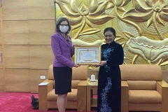 Đại sứ Nguyễn Phương Nga, Chủ tịch Liên hiệp các tổ chức hữu nghị Việt Nam đã trao Kỷ niệm chương 'Vì hòa bình, hữu nghị giữa các dân tộc' tặng Đại sứ Đặc mệnh toàn quyền Canada tại Việt Nam Deborah Paul. (Nguồn: Vufo.org.vn)