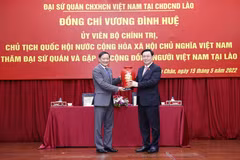 Chủ tịch Quốc hội Vương Đình Huệ tặng quà Đại sứ quán Việt Nam tại Lào. (Ảnh: Doãn Tấn/TTXVN)