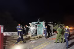 Lực lượng chức năng khắc phục hậu quả tại hiện trường vụ tai nạn. (Ảnh: TTXVN phát)
