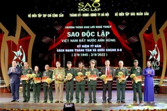 Ông Nguyễn Trọng Nghĩa, Bí thư Trung ương Đảng, Trưởng Ban Tuyên giáo Trung ương; bà Võ Thị Ánh Xuân, Ủy viên Trung ương Đảng, Phó Chủ tịch nước tặng quà cho các lão thành cách mạng. (Ảnh: Phương Hoa/TTXVN)