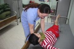 Chăm sóc cho nạn nhân chất độc da cam/dioxin. (Ảnh: TTXVN phát)
