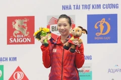 Dương Thúy Vi nhận HCV nội dung thương thuật nữ. (Ảnh: Phạm Hậu/TTXVN)