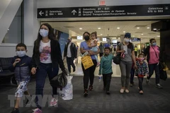 Hành khách sau khi nhập cảnh tại sân bay ở bang Texas, Mỹ. (Ảnh: AFP/TTXVN)