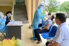 Xét nghiệm COVID-19 ở thị xã Đông Triều. (Ảnh minh họa: Văn Đức/TTXVN)