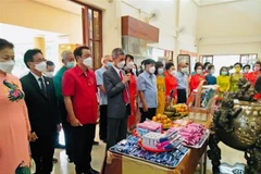 Tổng lãnh sự Chu Đức Dũng cùng bà con Việt kiều dâng hương lên Chủ tịch Hồ Chí Minh tại khu tưởng niệm mang tên Người ở bản Noỏng Ôn, thị xã Mương, tỉnh Udon Thani. (Ảnh: TTXVN phát)