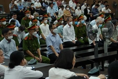 Các bị cáo nghe tòa tuyên án. (Ảnh: Kim Anh/TTXVN)