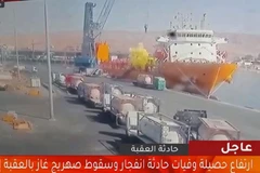 Đám khí màu vàng bùng lên sau khi một bồn chứa gas lớn rơi từ cần cẩu xuống con tàu đang neo đậu tại cảng Aqaba, Jordan ngày 27/6. (Ảnh: AFP/TTXVN)