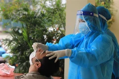 Lấy mẫu xét nghiệm COVID-19. (Nguồn: TTXVN)
