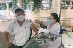 Tiêm vaccine phòng COVID-19 mũi 4 cho người dân tại Bệnh viện Đa khoa Sài Gòn-Phan Rang. (Ảnh: Công Thử/TTXVN)
