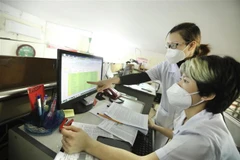 Ra quyết định hết thời gian cách ly, cấp giấy chứng nhận khỏi bệnh cho bệnh nhân đủ điều kiện. (Ảnh: Minh Quyết/TTXVN)