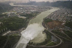 Thủy điện Hòa Bình mở cửa xả đáy. (Ảnh: Trọng Đạt/TTXVN)