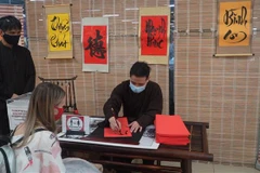 Góc ông Đồ cho chữ trong những ngày đầu Xuân Nhâm Dần. (Ảnh: TTXVN phát)