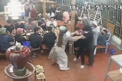 Người phụ nữ đánh tới tấp nhân viên phục vụ quán ăn. (Ảnh cắt từ video clip).