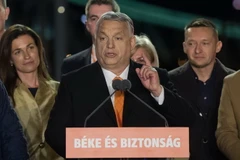 Thủ tướng Hungary Viktor Orban (giữa) phát biểu trước những người ủng hộ đảng Fidesz, tại Budapest, ngày 3/4. (Ảnh: THX/TTXVN)